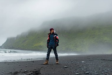 Misty Black Sand Sahili 'ni Keşfeden Adam