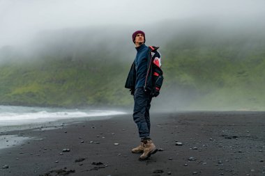 Misty Black Sand Sahili 'ni Keşfeden Adam