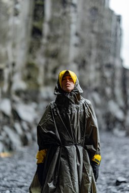 Yağmurda Kayalık Kayalıklara Karşı Dinlenme