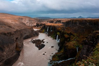 Şelaleleri ve uçurumları olan Majestic Canyon Nehri