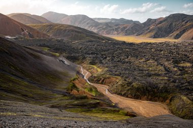 Sarmal Nehir ve Yuvarlanan Tepelerle Görkemli Dağ Manzarası