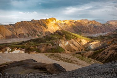 Sarmal Nehir ve Yuvarlanan Tepelerle Görkemli Dağ Manzarası