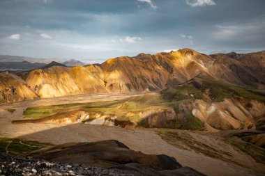Sarmal Nehir ve Yuvarlanan Tepelerle Görkemli Dağ Manzarası