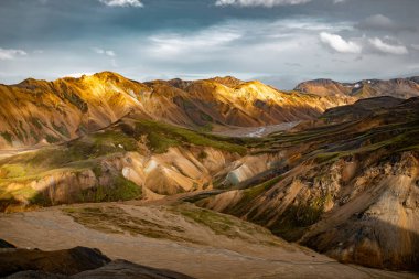 Sarmal Nehir ve Yuvarlanan Tepelerle Görkemli Dağ Manzarası