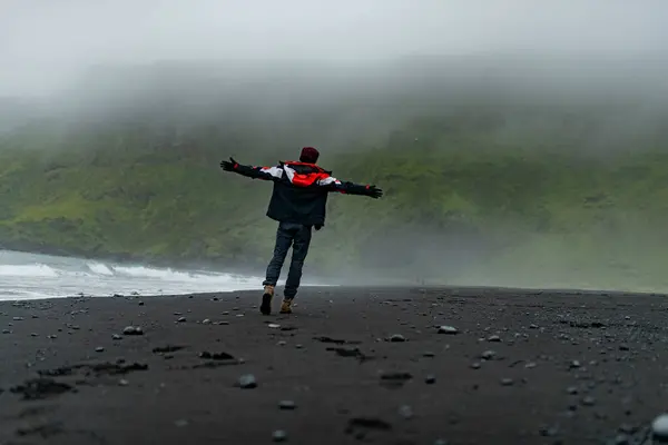 Misty Black Sand Sahili 'ni Keşfeden Adam
