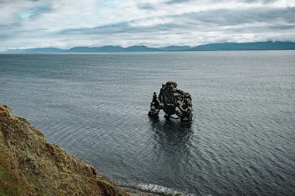 Okyanusta Görkemli Deniz Yığını Dağlık zemin ve Bulutlu Gökyüzü
