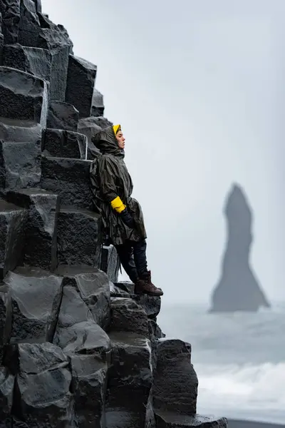 Rocky Bazalt Kayalıklarında Rahatlayan Kız