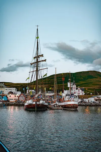 Antika yelkenli gemi Quaint Sahil Kasabası Limanı 'na yanaştı