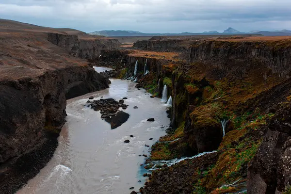 Şelaleleri ve uçurumları olan Majestic Canyon Nehri
