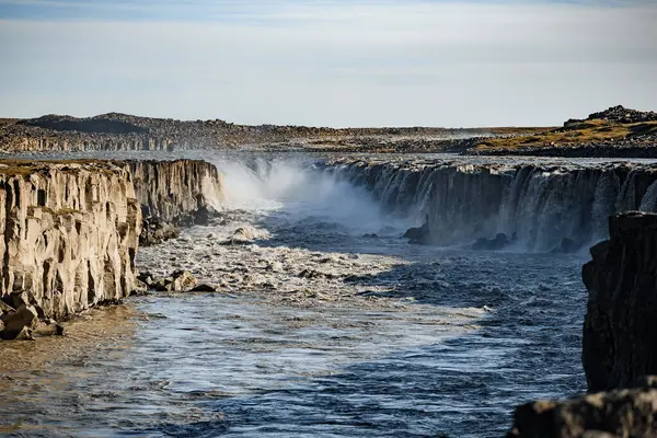 Ruged Landscape 'te Görkemli Şelale