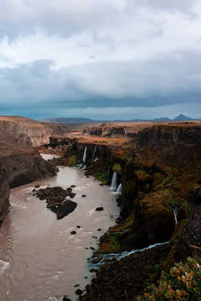 Şelaleleri ve uçurumları olan Majestic Canyon Nehri