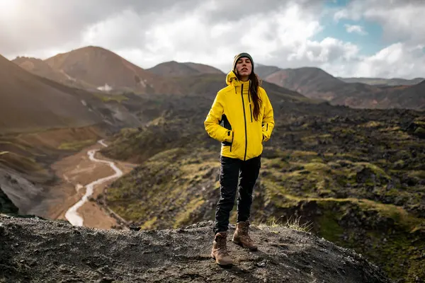 Sarı Ceketli Maceraperest Gezgin Dağ Manzarası Keşfediyor