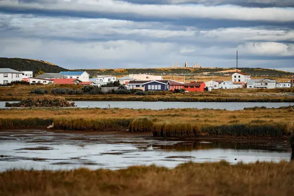 Sanayi Arkaplanı Ortasında Sahil Köyü Huzuru