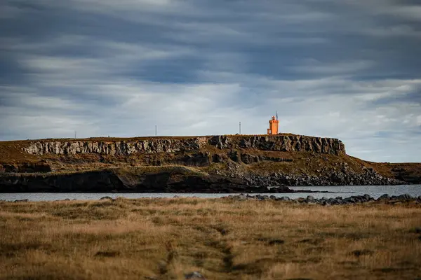 Kıyı Feneri Bulutlu Gök Altında Uçurumda