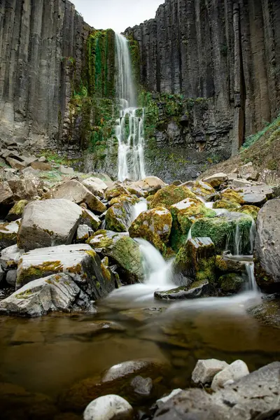 Rocky Kayalıklarının Ortasında Görkemli Şelale