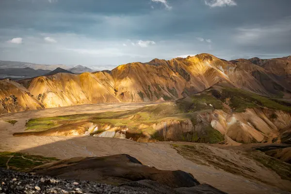 Sarmal Nehir ve Yuvarlanan Tepelerle Görkemli Dağ Manzarası