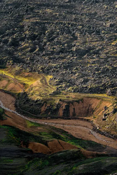 Sarmal Nehir ve Yuvarlanan Tepelerle Görkemli Dağ Manzarası