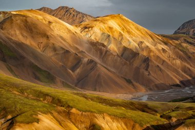 Sarmal Nehir ve Yuvarlanan Tepelerle Görkemli Dağ Manzarası