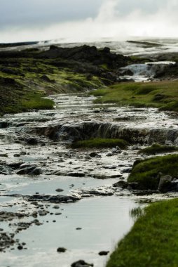 Lush Green İzlanda 'da Yükselen Buharlı Jeotermal Kaplıcalar