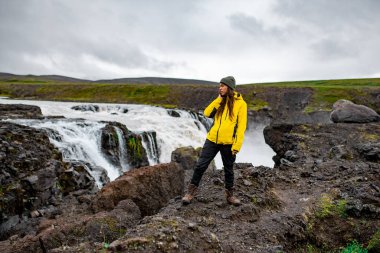 Rugged Waterfall Peyzajı 'nda Sarı Ceketli Kaşif