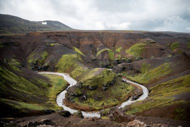 Dik tepeli Yeşil Vadide Dolaşan Nehir