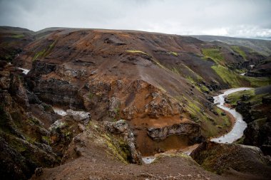 Dik tepeli Yeşil Vadide Dolaşan Nehir