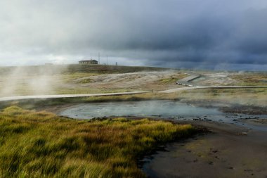 Lush Green İzlanda 'da Yükselen Buharlı Jeotermal Kaplıcalar