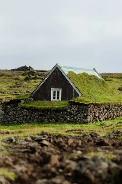 Rocky Peyzaj 'da Çimen Çatılı Geleneksel İzlanda Çim Evi