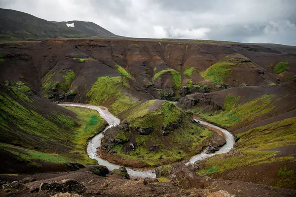 Dik tepeli Yeşil Vadide Dolaşan Nehir