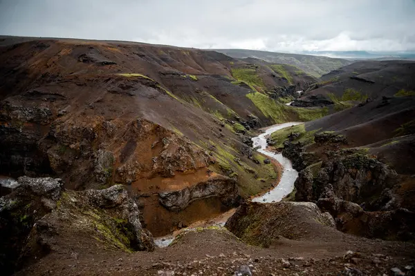 Dik tepeli Yeşil Vadide Dolaşan Nehir