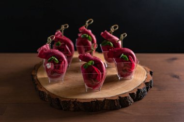 Kırsal Ahşap Tahtada Zarif Pancar Aperatifleri