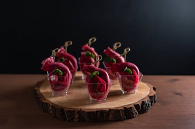 Kırsal Ahşap Tahtada Zarif Pancar Aperatifleri