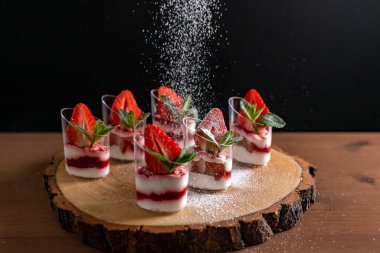 Rustik Ahşap Tabakta Taze Çilekli Tatlılar