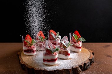 Rustik Ahşap Tabakta Taze Çilekli Tatlılar