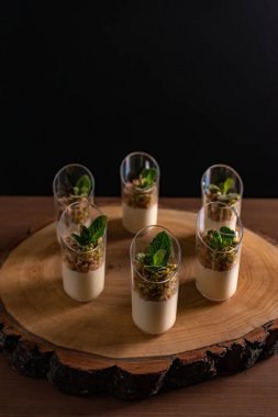 Gurme Tatlı Sunumu Rustik Ahşap Tabakta