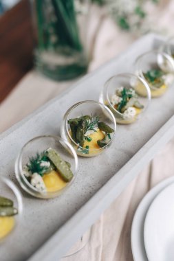 Tahta Masada Zarif Bitki Garnitürlü Aperatifler