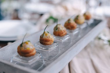 Modern Servis Tepsisindeki Zarif Kanepeler