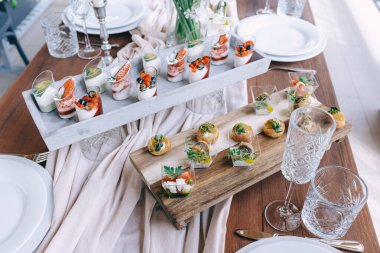 Zarif Katmanlı Böğürtlen Tatlıları Dekoratif Yemek Masası