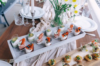 Zarif Katmanlı Böğürtlen Tatlıları Dekoratif Yemek Masası