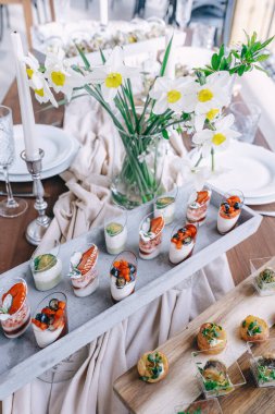 Zarif Katmanlı Böğürtlen Tatlıları Dekoratif Yemek Masası