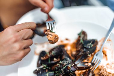 Domates soslu taze midyelerin tadını çıkarıyorum.