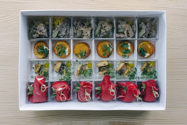 Zarif Beyaz Kutuda Çeşitli Gurme Sandviçler