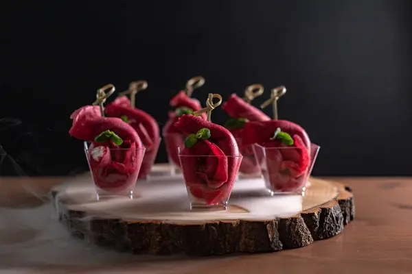 Kırsal Ahşap Tahtada Zarif Pancar Aperatifleri