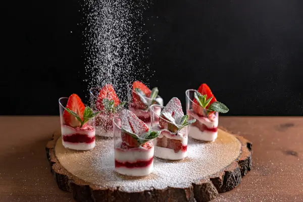 Rustik Ahşap Tabakta Taze Çilekli Tatlılar