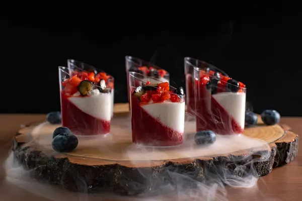 Kırsal Ahşap Tabakta Zarif Tatlı Sunumu