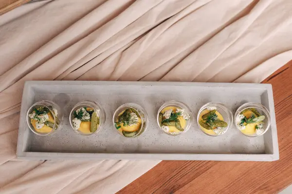 Tahta Masada Zarif Bitki Garnitürlü Aperatifler