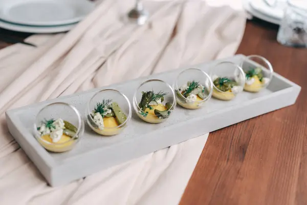 Tahta Masada Zarif Bitki Garnitürlü Aperatifler