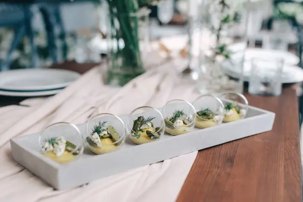 Tahta Masada Zarif Bitki Garnitürlü Aperatifler