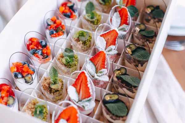 Kutu Görünümünde Çeşitli Mini Tatlılar