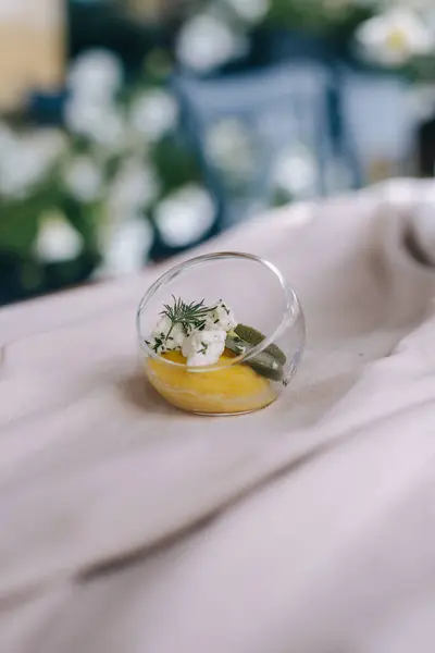 Tahta Masada Zarif Bitki Garnitürlü Aperatifler